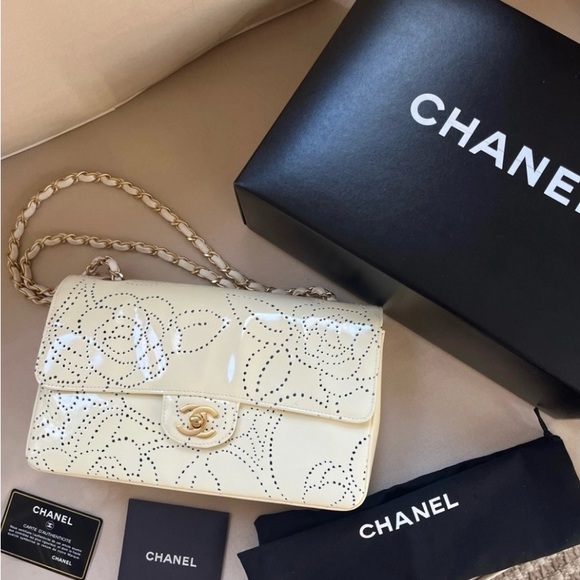 🌸 Chanel Medium Classic Flap - Camelia Ivory Patent Leather 🌸 - Picture 2 of 13